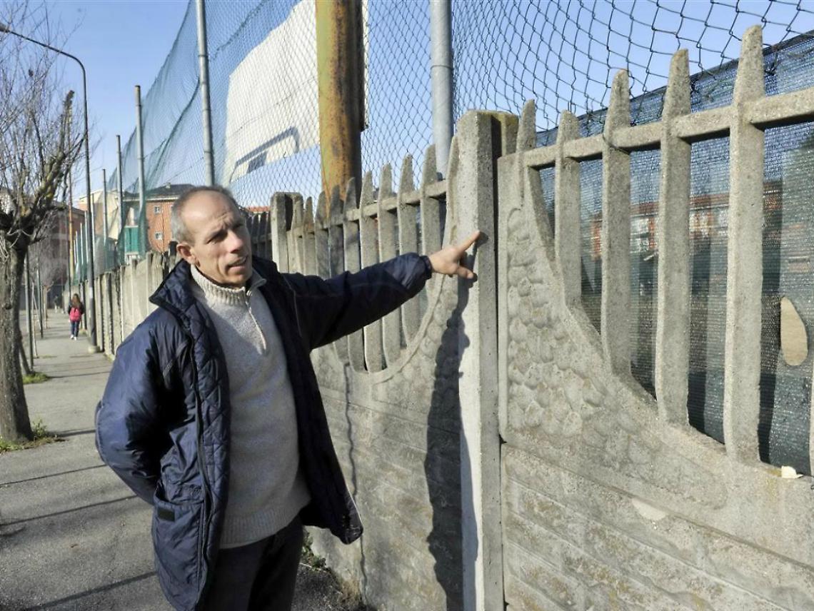 "Quelle lastre di cemento intorno<br/>al campo da calcio sono pericolose"