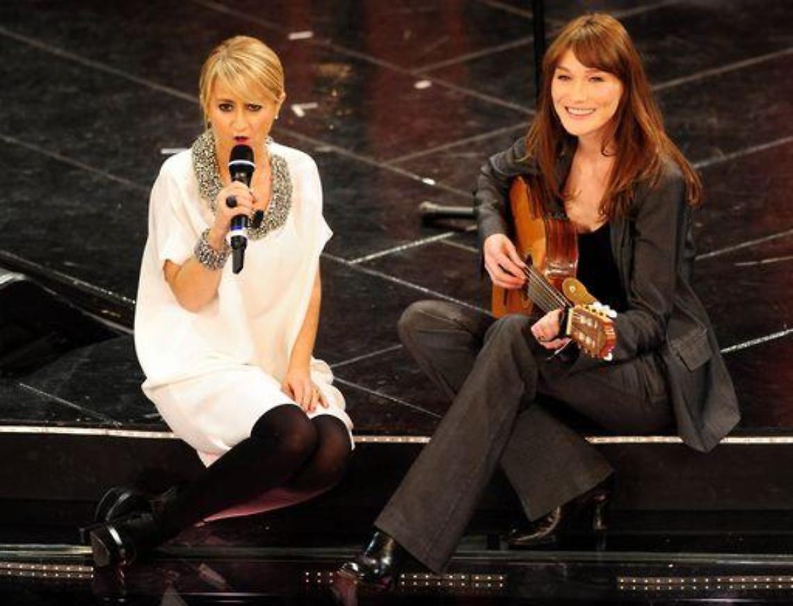 Sanremo/ Duetto Littizzetto Carla Bruni sul palco dell'Ariston