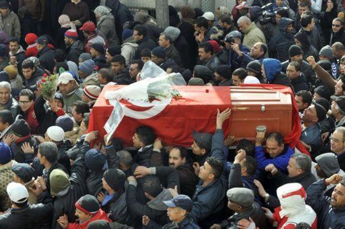 Tunisia/ Governo:Decine di migliaia a funerali Belaid,132 arresti