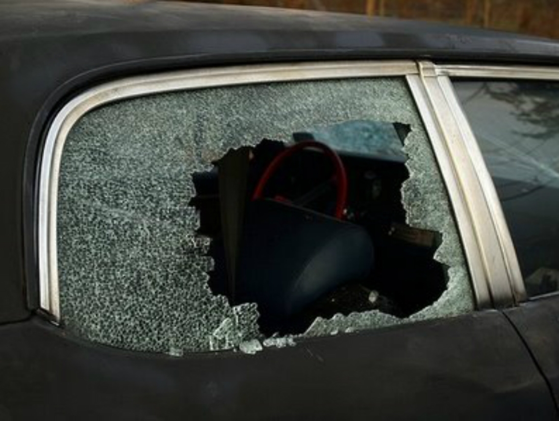 Vetri delle auto spaccati in un cortile di via Romita