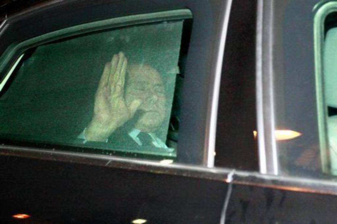 Berlusconi contestato ad arrivo Senato. Lui replica:Vergognatevi