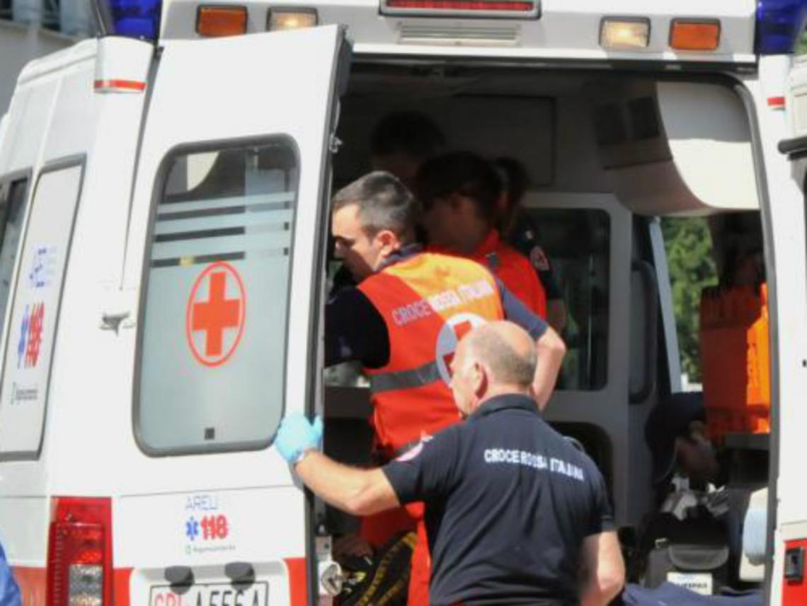 Cade da camion mentre carica tronchi d'albero, 40enne in prognosi riservata