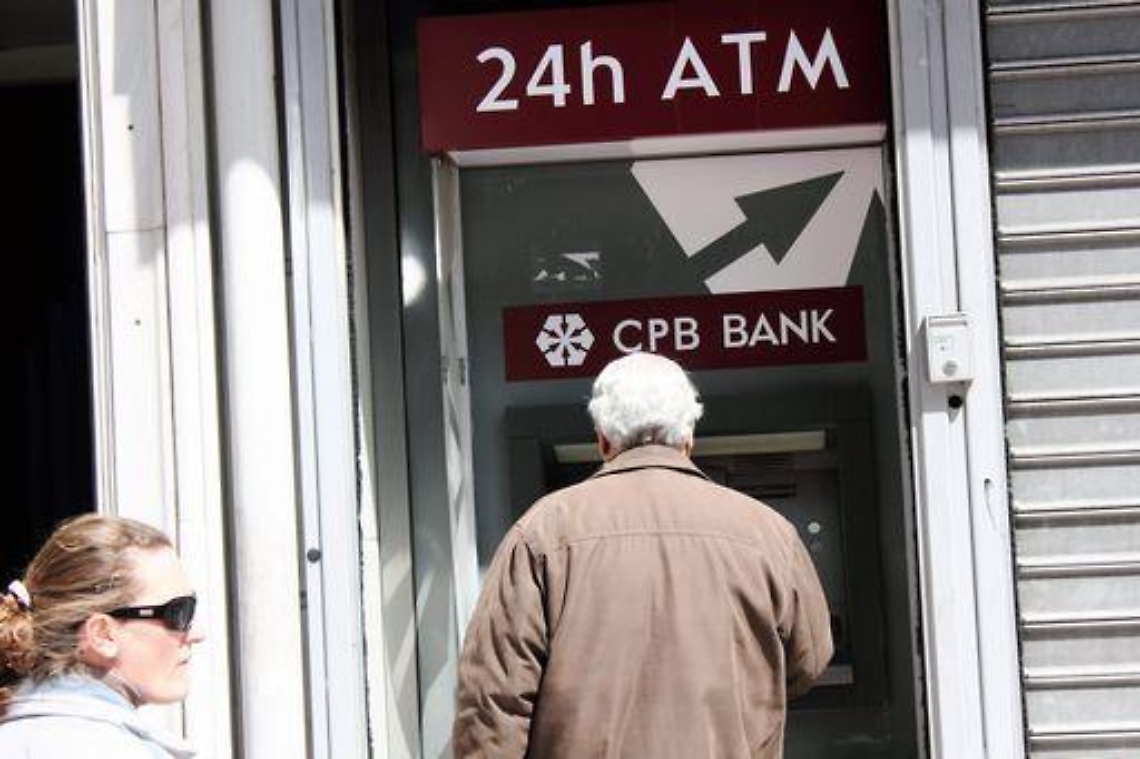Cipro/ Polizia davanti a banche per riapertura