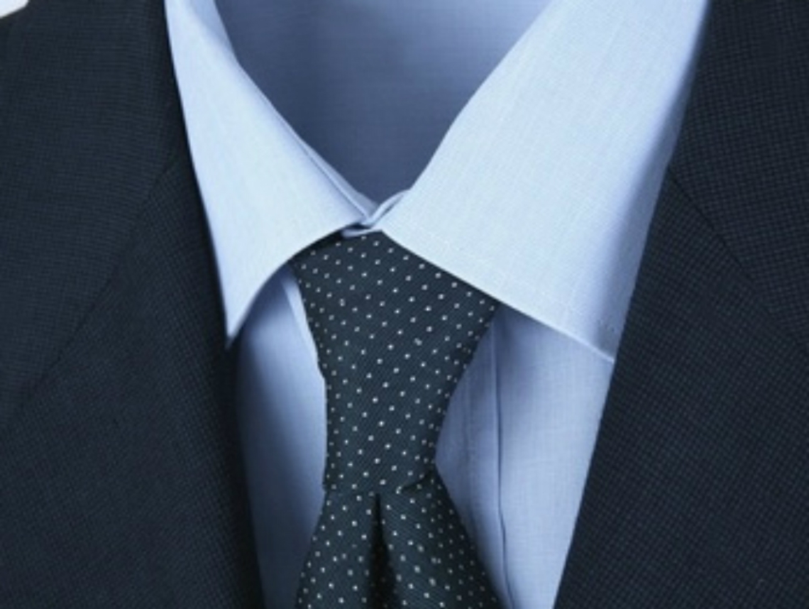 Cresima ai tempi della crisi: ruba camicia e cravatta per cerimonia del nipote