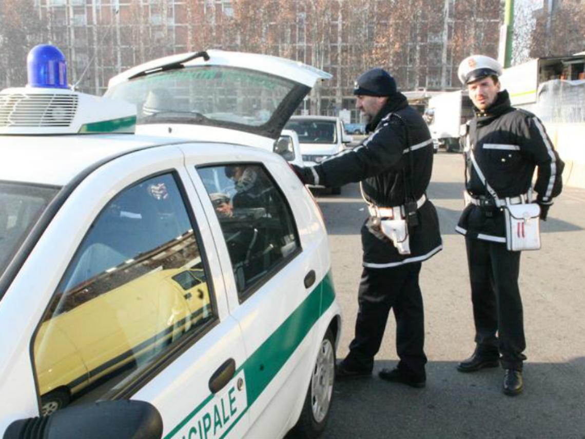 Due agenti della municipale di Asti<br/>salvano un pensionato da un infarto