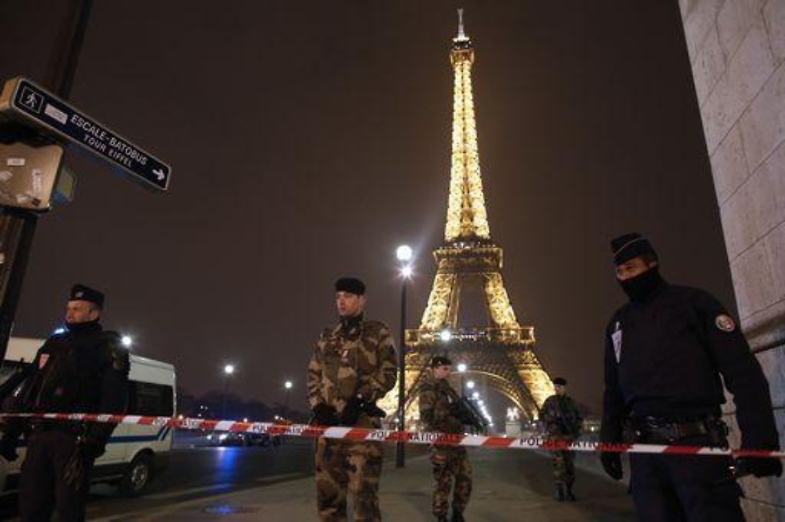 Francia/ Evacuata a Parigi la Torre Eiffel per un allarme bomba