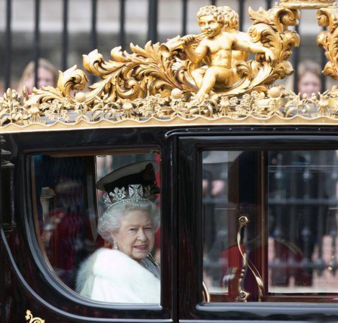 Gb/ Elisabetta II ricoverata, annullata visita Italia