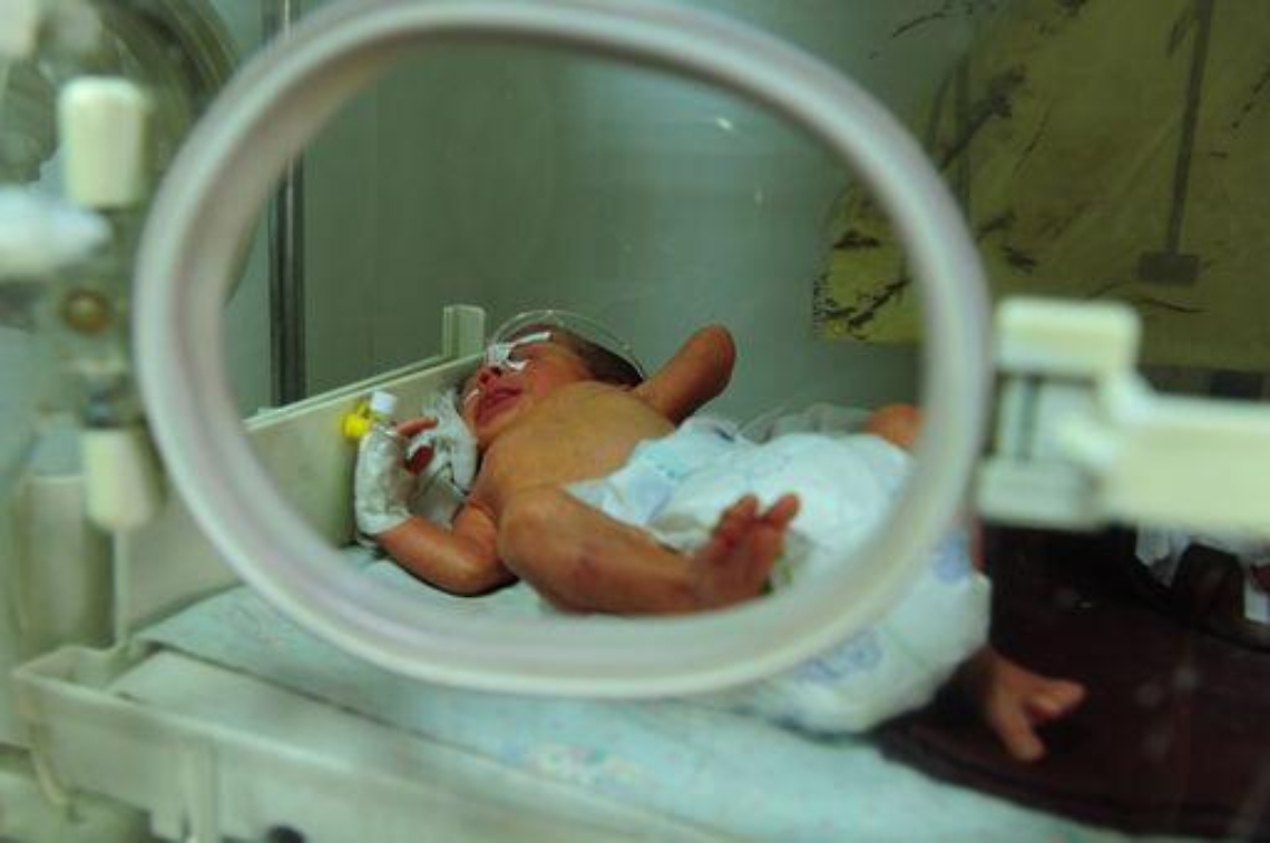 Gb/ Treno pendolari si ferma, nasce bambina a bordo