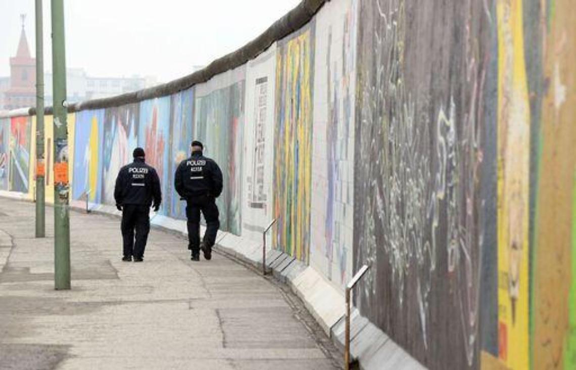 Germania/ Berlino, in 6mila manifestano per salvare il Muro