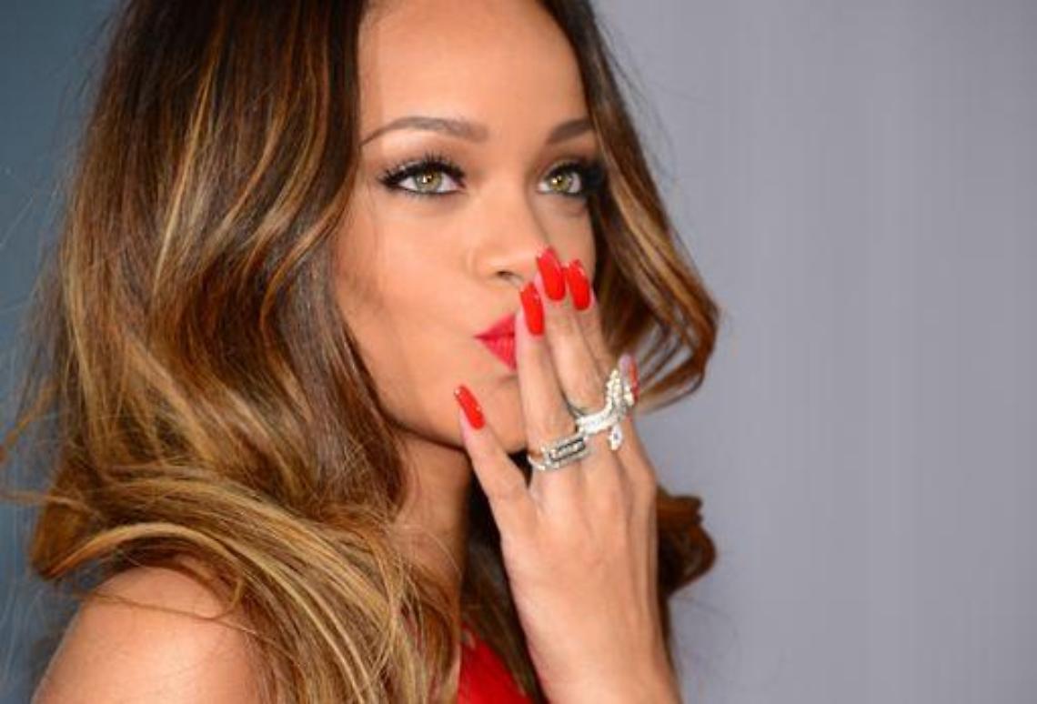 Musica/ Rihanna a Elle Uk: voglio un figlio da Chris Brown