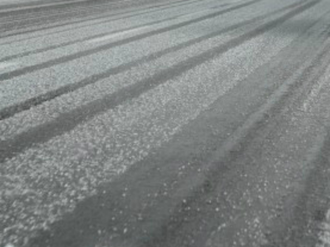 Nevischio sull'asfalto: auto contro guardrail sulla tangenziale di Portacomaro