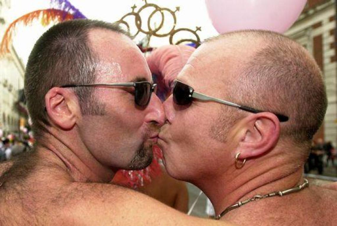 Nozze gay/ Favorevole una netta maggioranza di cattolici Usa