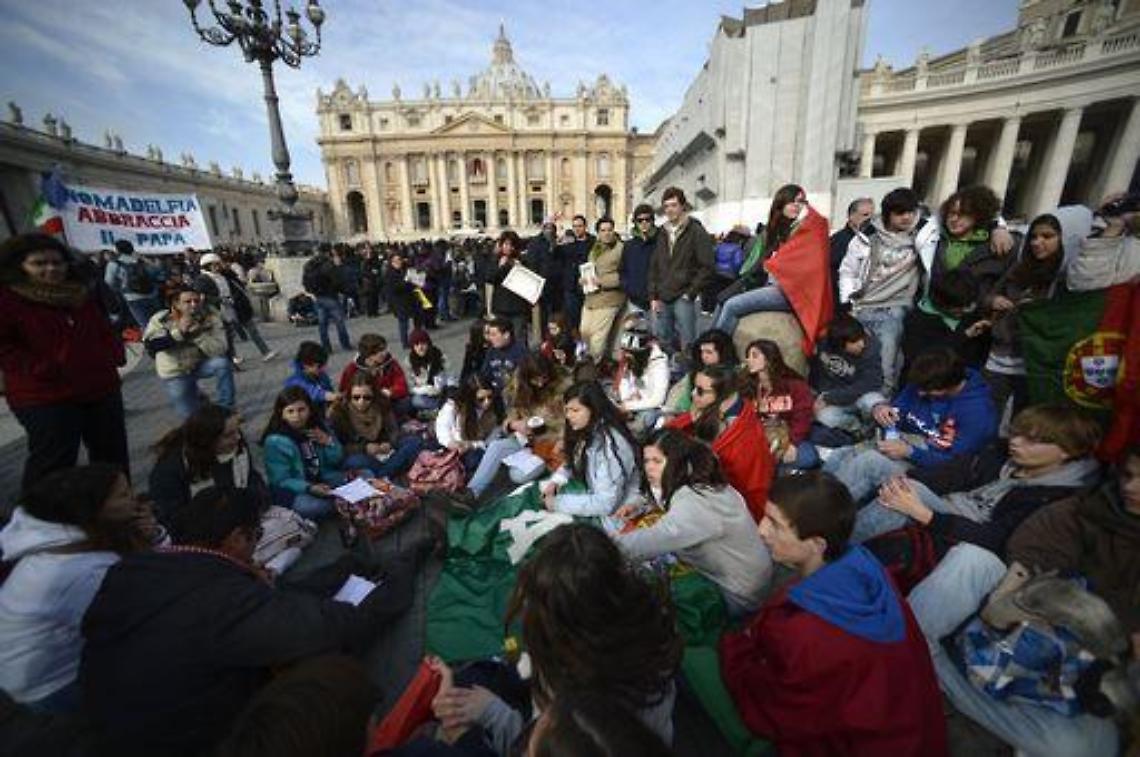Papa/ Dopo la messa, tra i fedeli per la strada