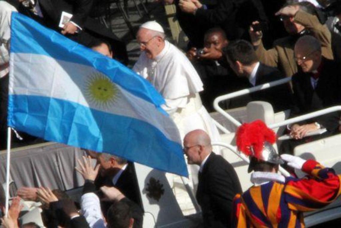 Papa/ Finita la messa a San Pietro, la folla acclama Francesco