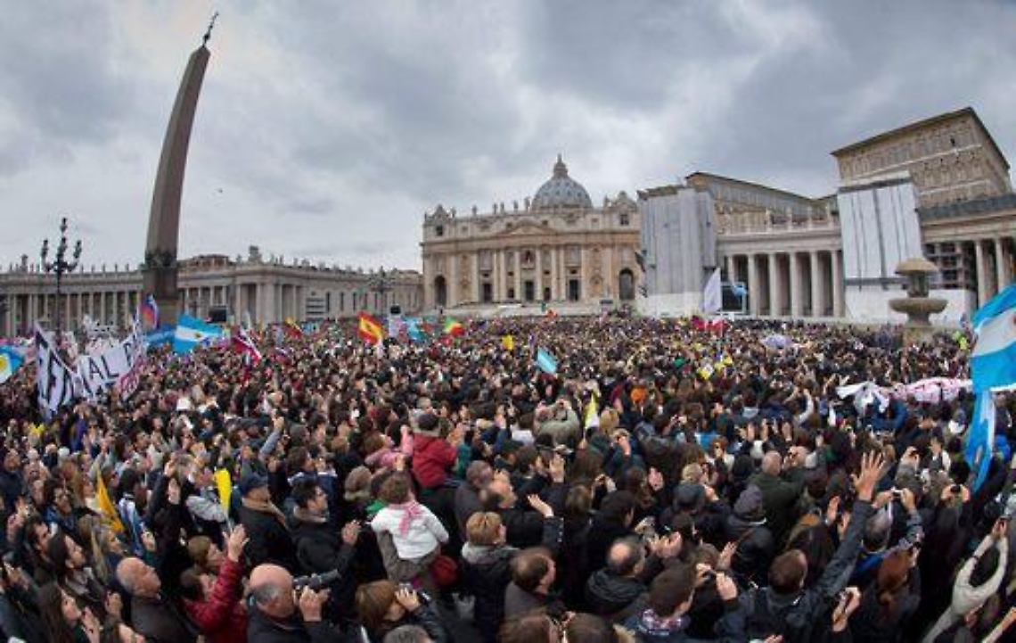 Papa/ Francesco tocca il cuore: In piazza commozione e devozione