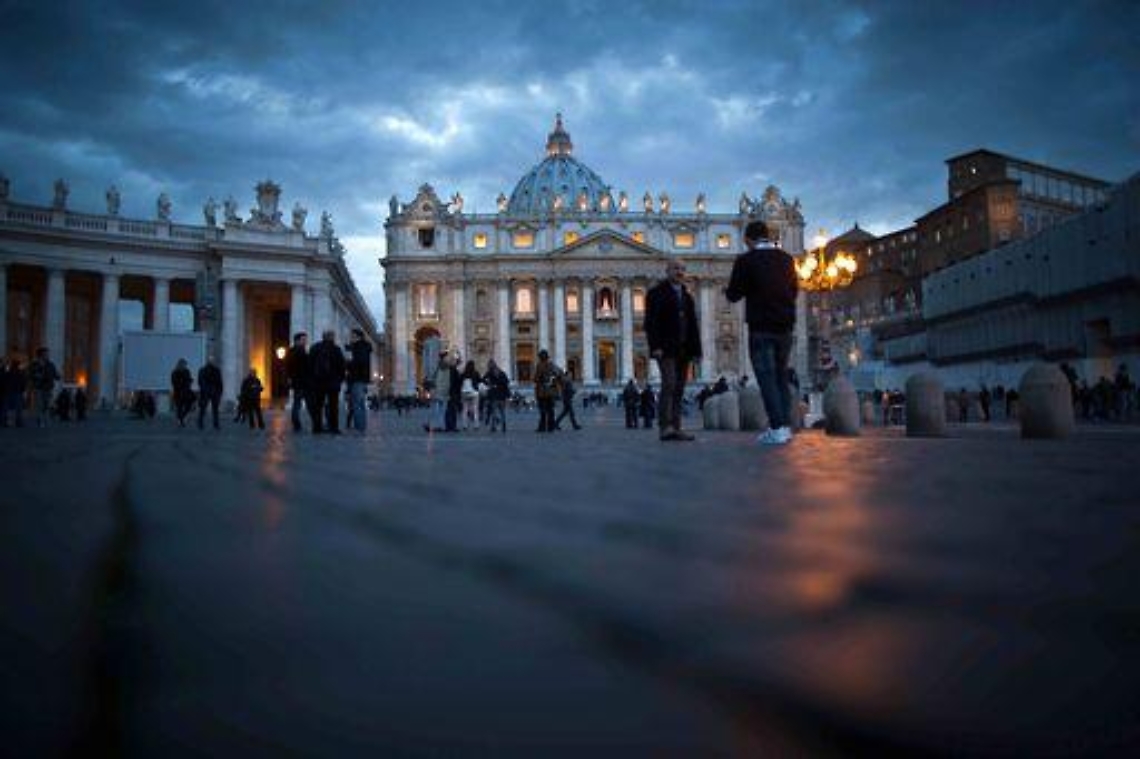 Papa/ La pioggia svuota la piazza, pochi fedeli a San Pietro
