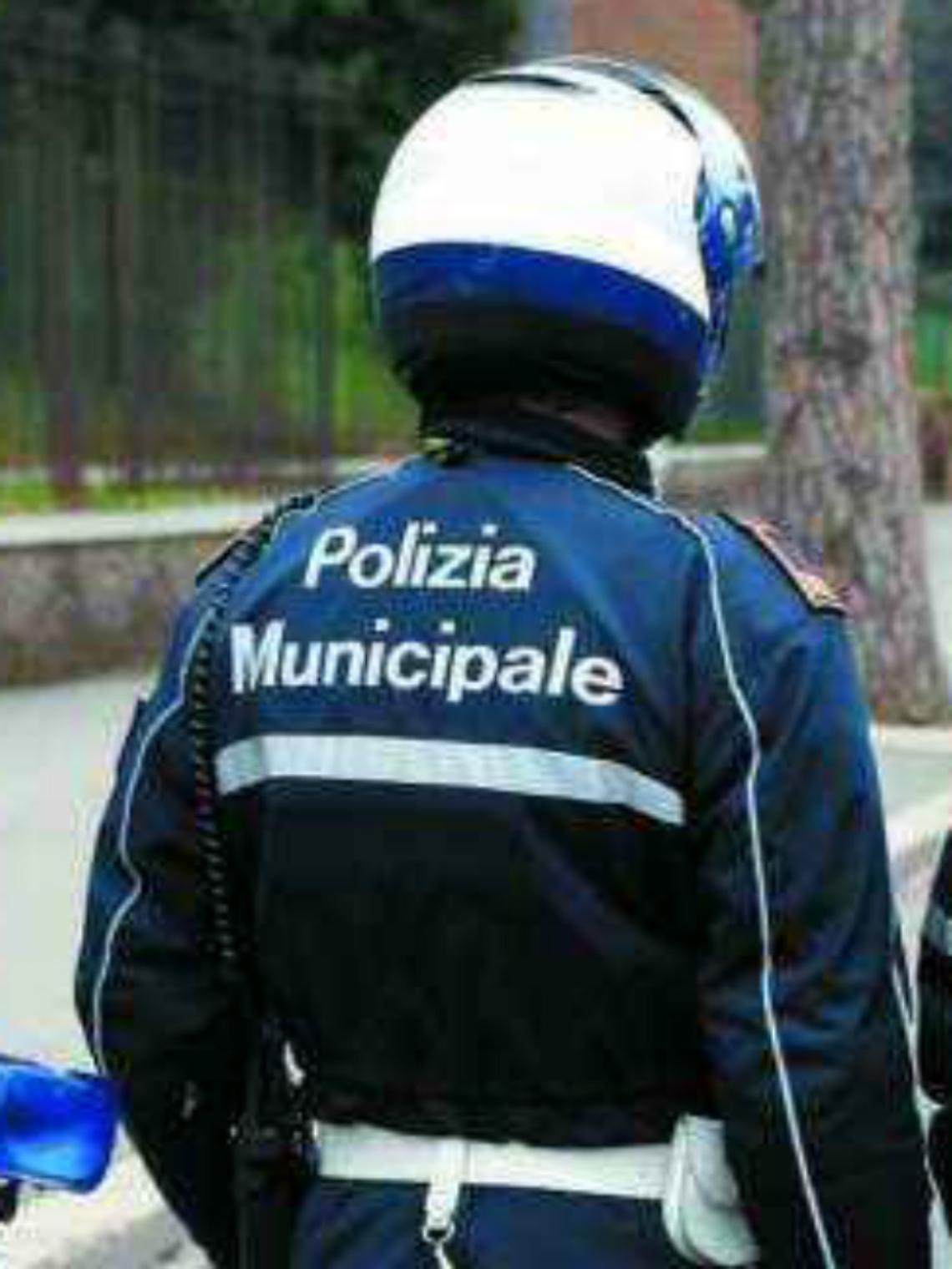 Rubano giocattolo in un'edicola di piazza Alfieri, individuati 5 nomadi torinesi