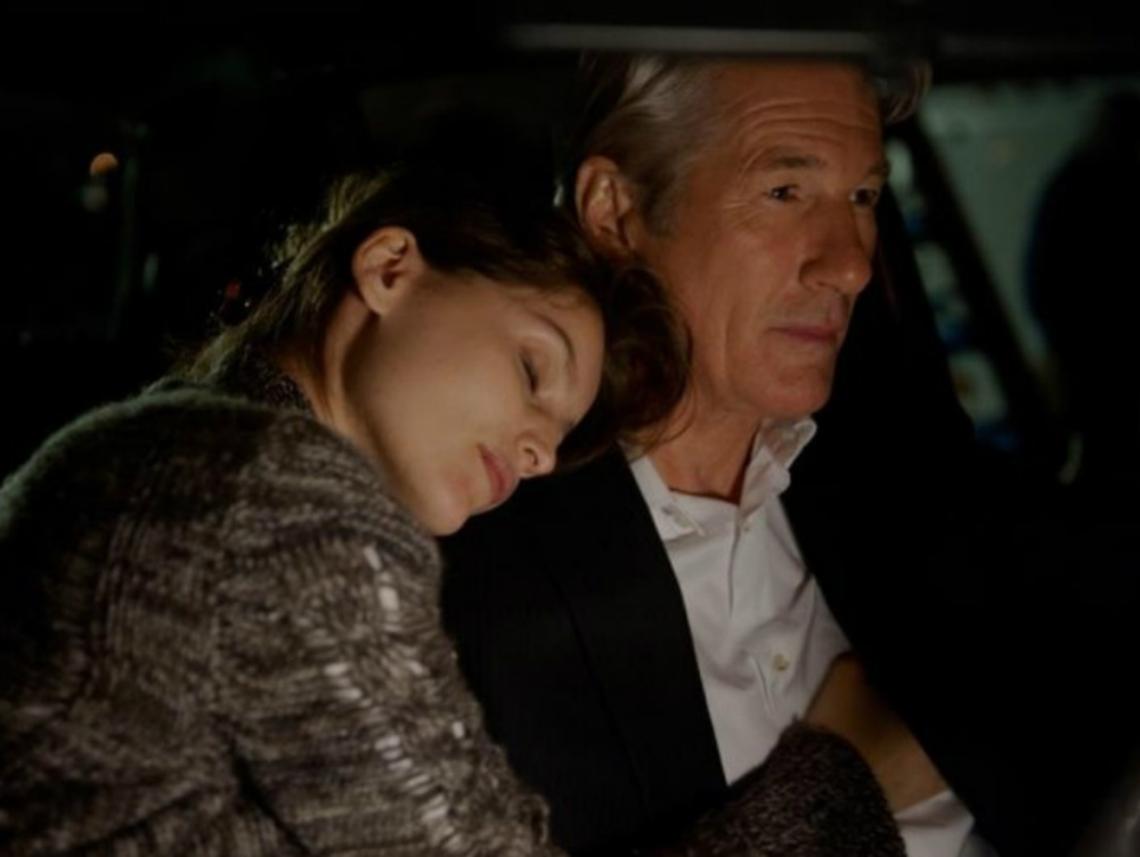 Sul tycoon Richard Gere<br/>piovono le accuse di frode e omicidio