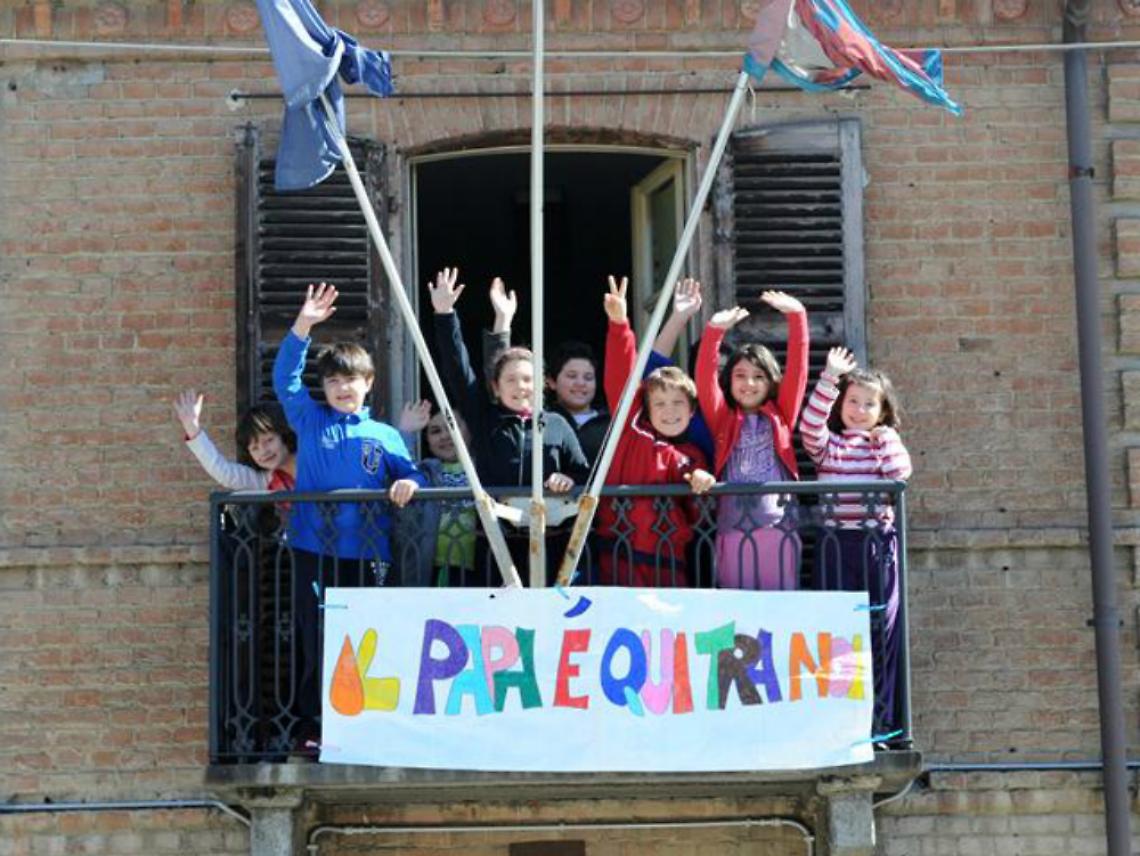 Tra la gente di Portacomaro Stazione<br/>&laquo;Speriamo sia un Papa &nbsp;per i poveri&raquo;