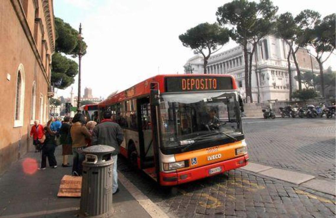 Trasporti/ A Roma metropolitana ferma, pochi tram e bus
