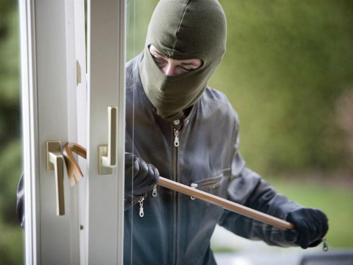 Vanno a rubare a casa di un uomo di 99 anni