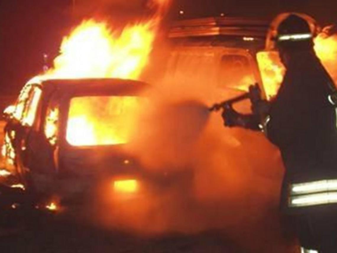 Auto in fiamme in Praia: si pensa a un incendio doloso