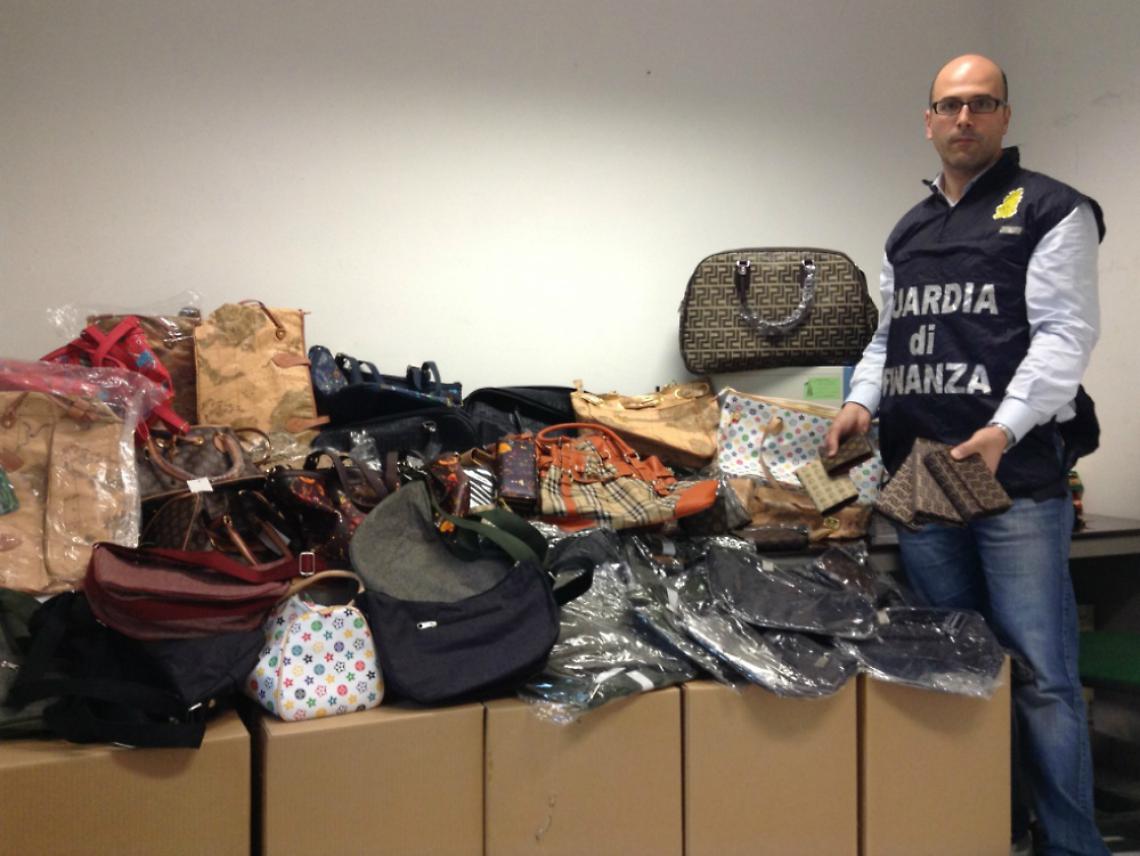Borse e portafogli contraffatti: due denunciati alla Fiera del Santo Cristo