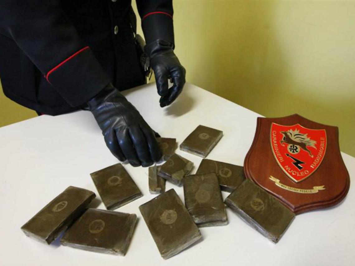 Esce di strada con l'auto, nel bagagliaio<br/>i carabinieri trovano 7 etti di marijuana