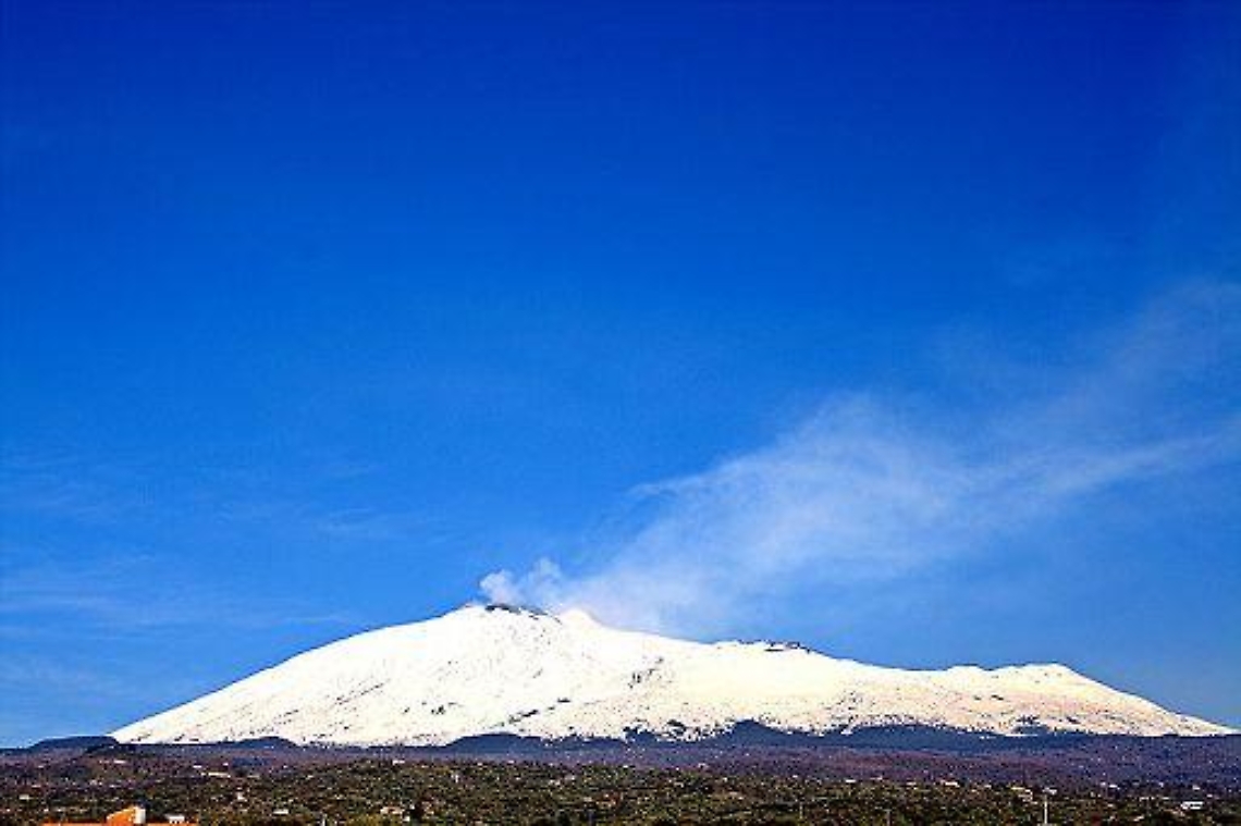 Etna/ Prosegue la spettacolare eruzione del vulcano siciliano