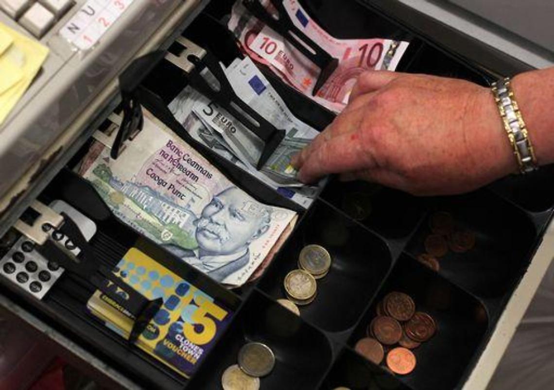 Eurozona/ Redditi famiglie -1,1% in IV trimestre, consumi -0,5%