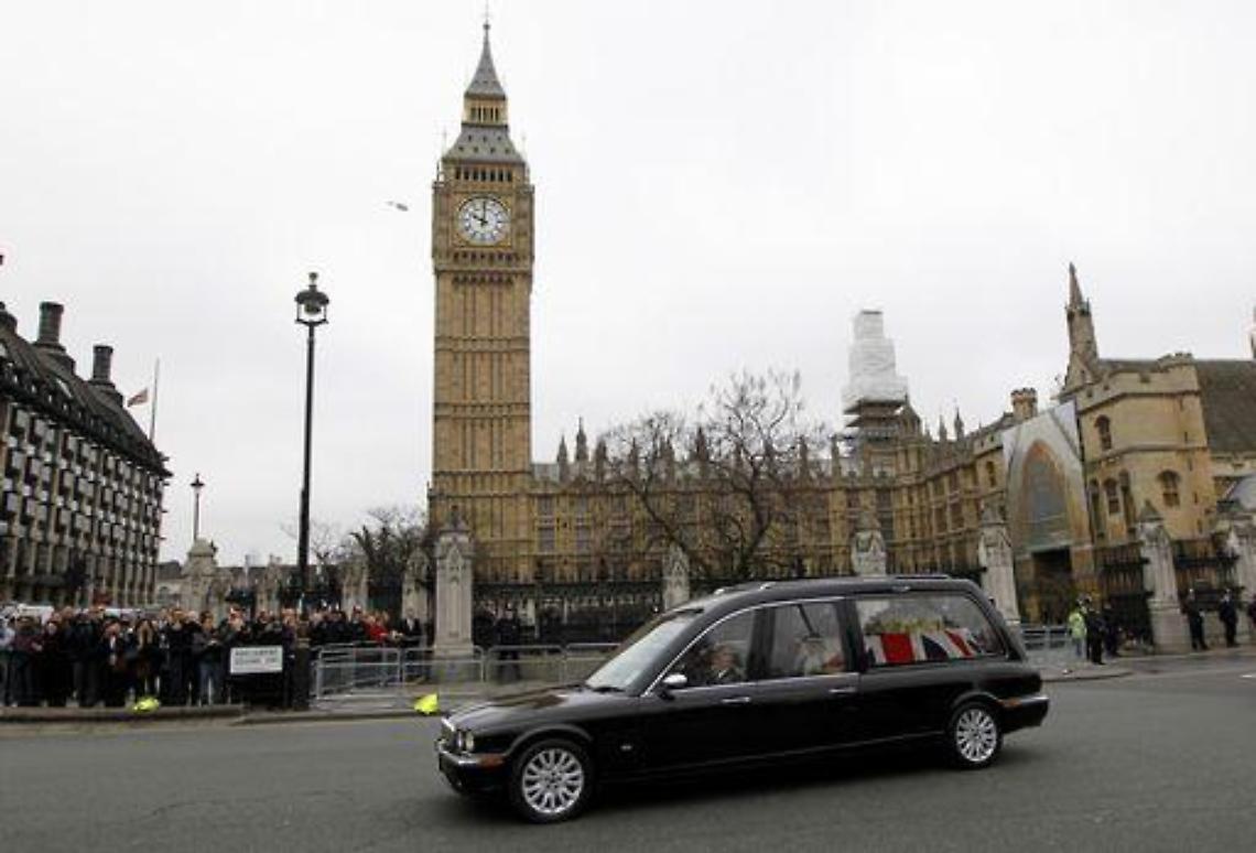 Gb/ Thatcher: Feretro giunto a cappella di San Clemente