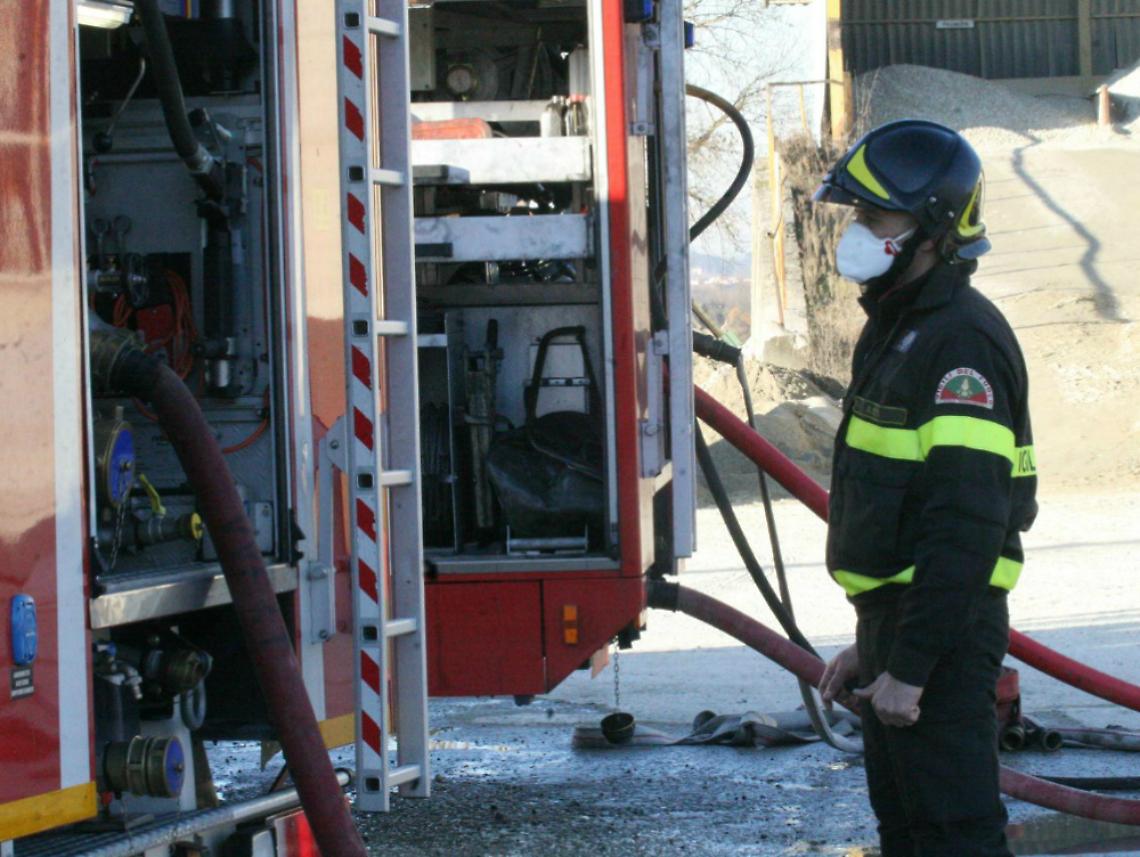 Incendio di notte in una casa di via Faletti,<br/>lungo lavoro dei vigili del fuoco