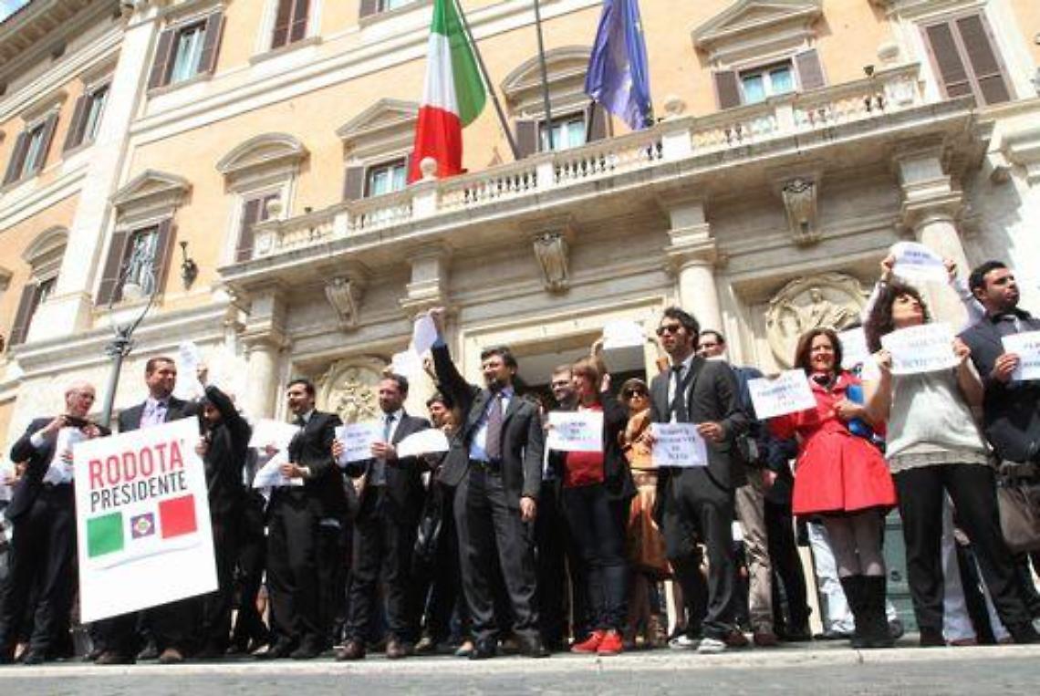 Quirinale/Piazza accoglie con fischi Napolitano bis: Vergogna