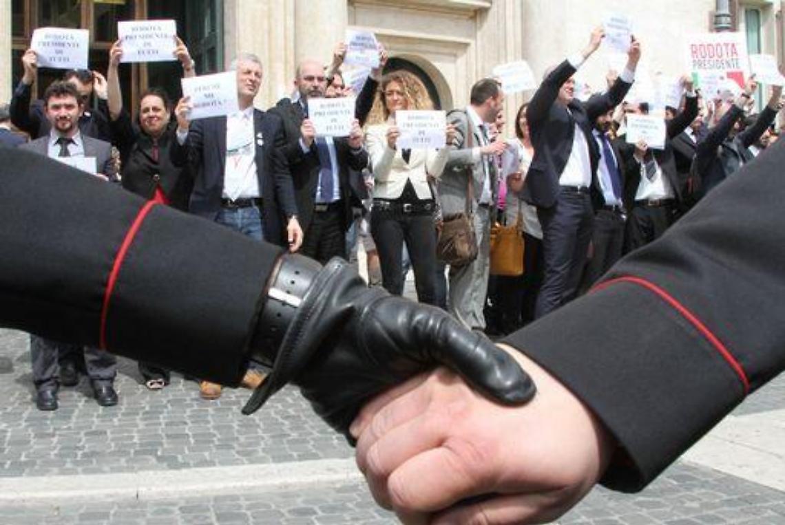 Quirinale/Tensione in piazza Montecitorio,parlamentari M5S:Calma