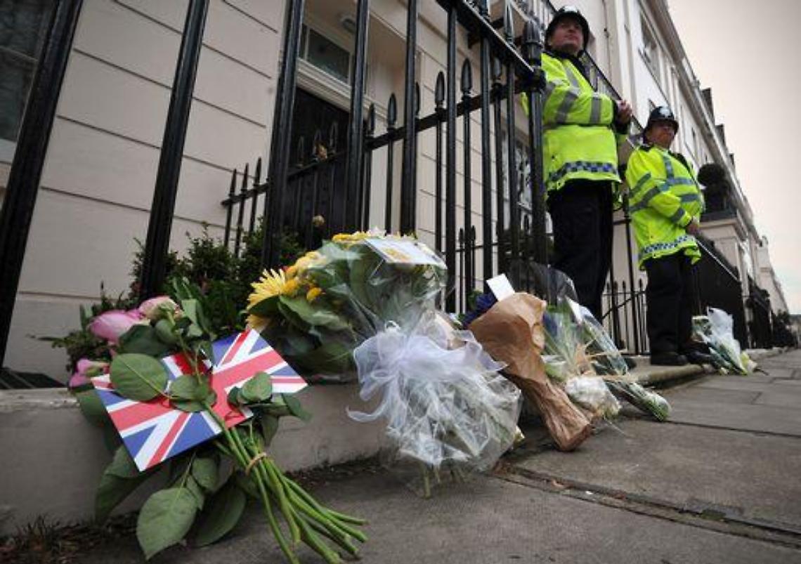 Thatcher/ Fiori e messaggi davanti alla casa dell'ex premier
