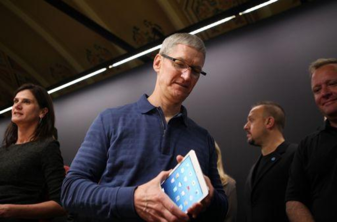 Usa/ Tim Cook al primo posto nella hit dei gay pi&ugrave; influenti