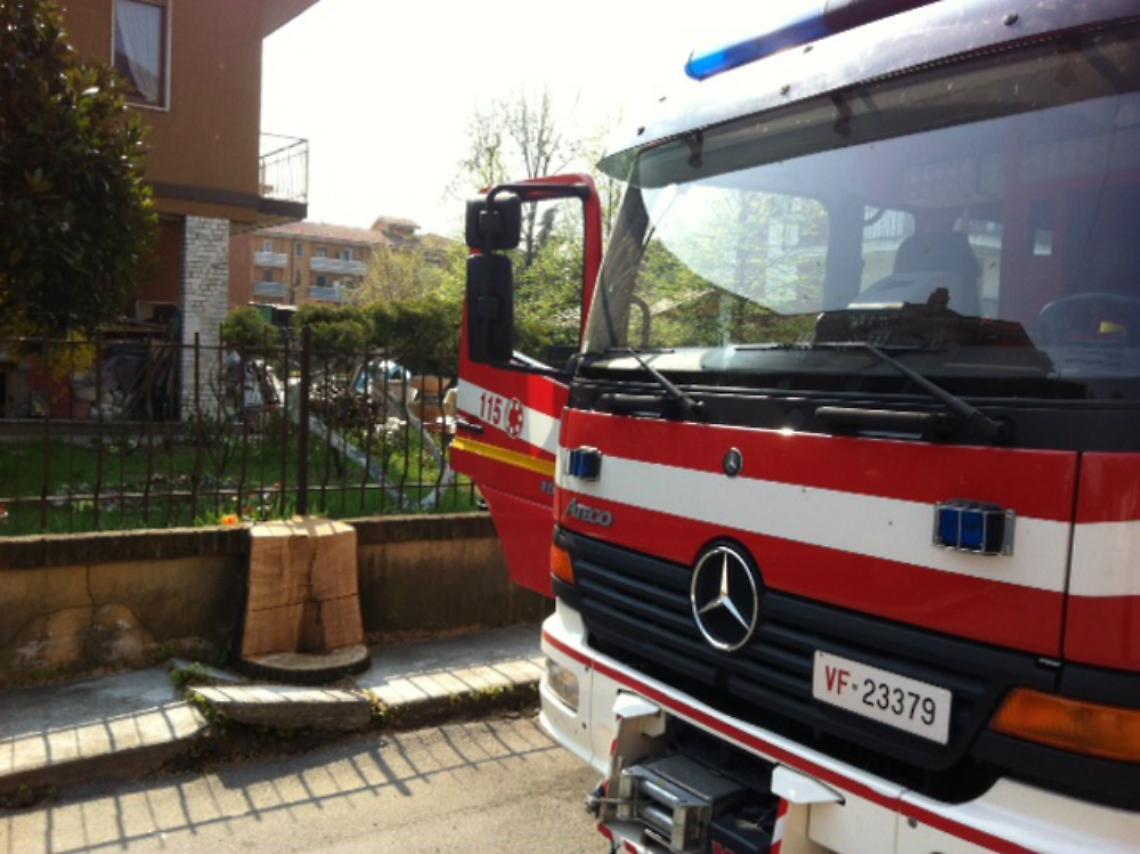 Veicolo contro cartello, traffico bloccato per due ore