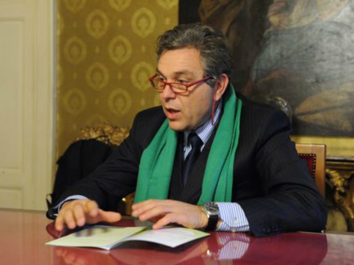 Verrua contro chi chiede la casa in piazza<br/>"Uno schiaffo alle persone oneste"