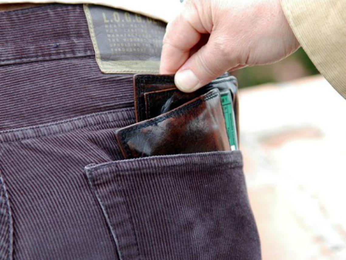 Vigile del fuoco insegue il ladro di portafogli