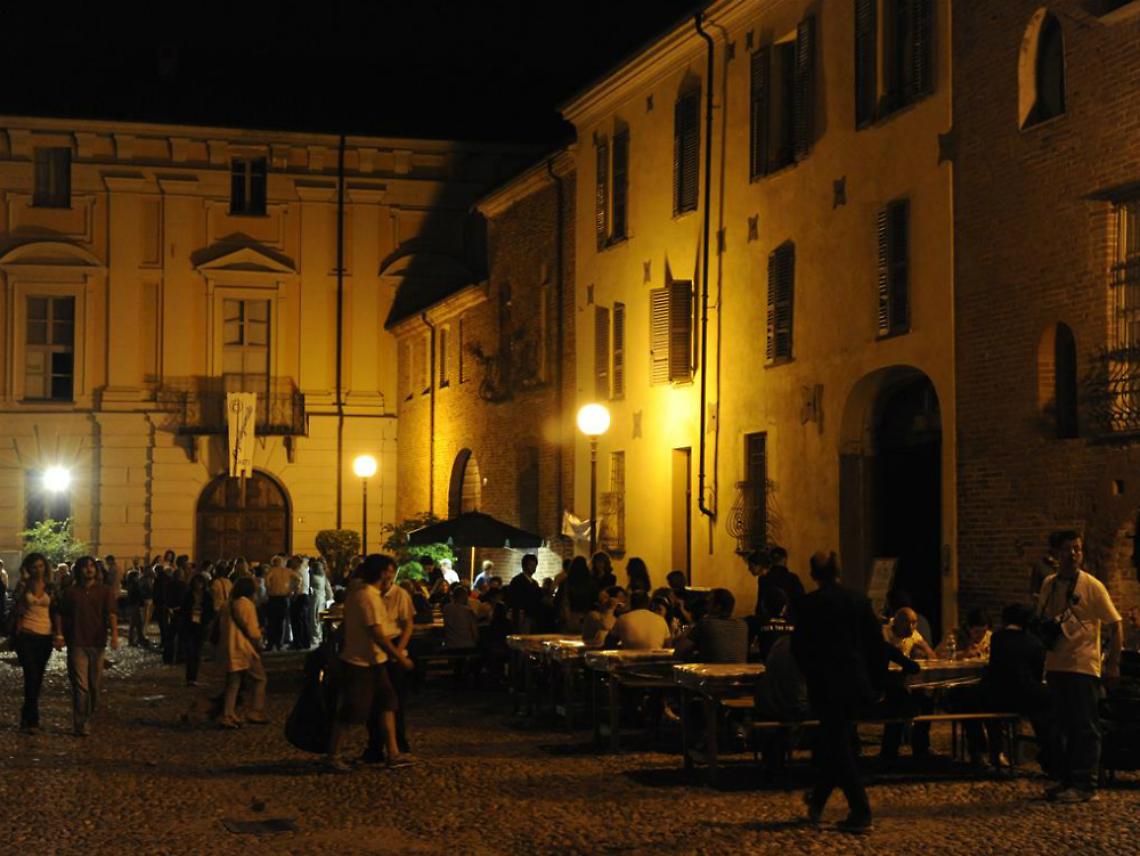 Bicchiere al collo e piatto in mano<br/>Al rione Cattedrale torna Gustadom