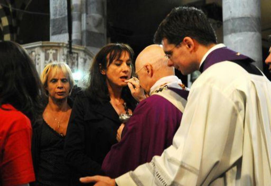 Don Gallo/ Applausi per Luxuria: "Non ci ha mai giudicato"