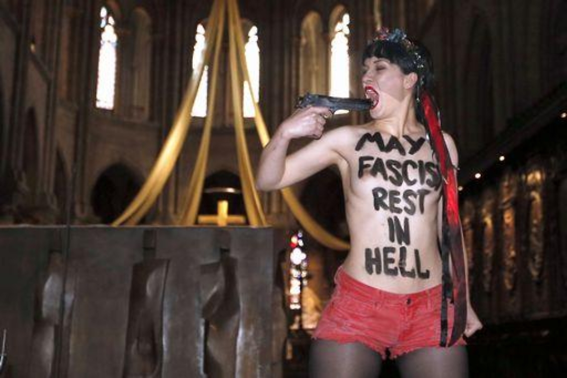 Francia/ Attivista Femen compie azione a seno nudo a Notre Dame