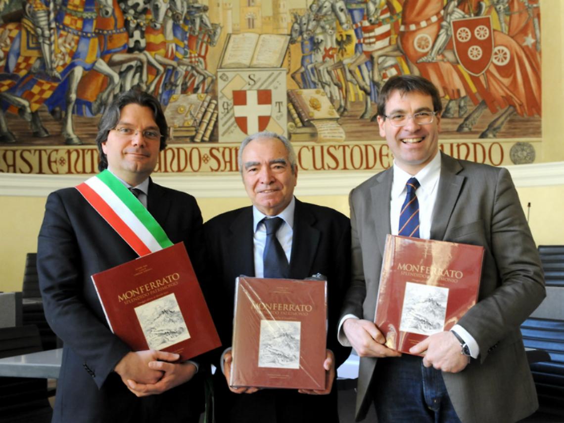 L'editore astigiano Lorenzo Fornaca dona al Comune un libro sul Monferrato