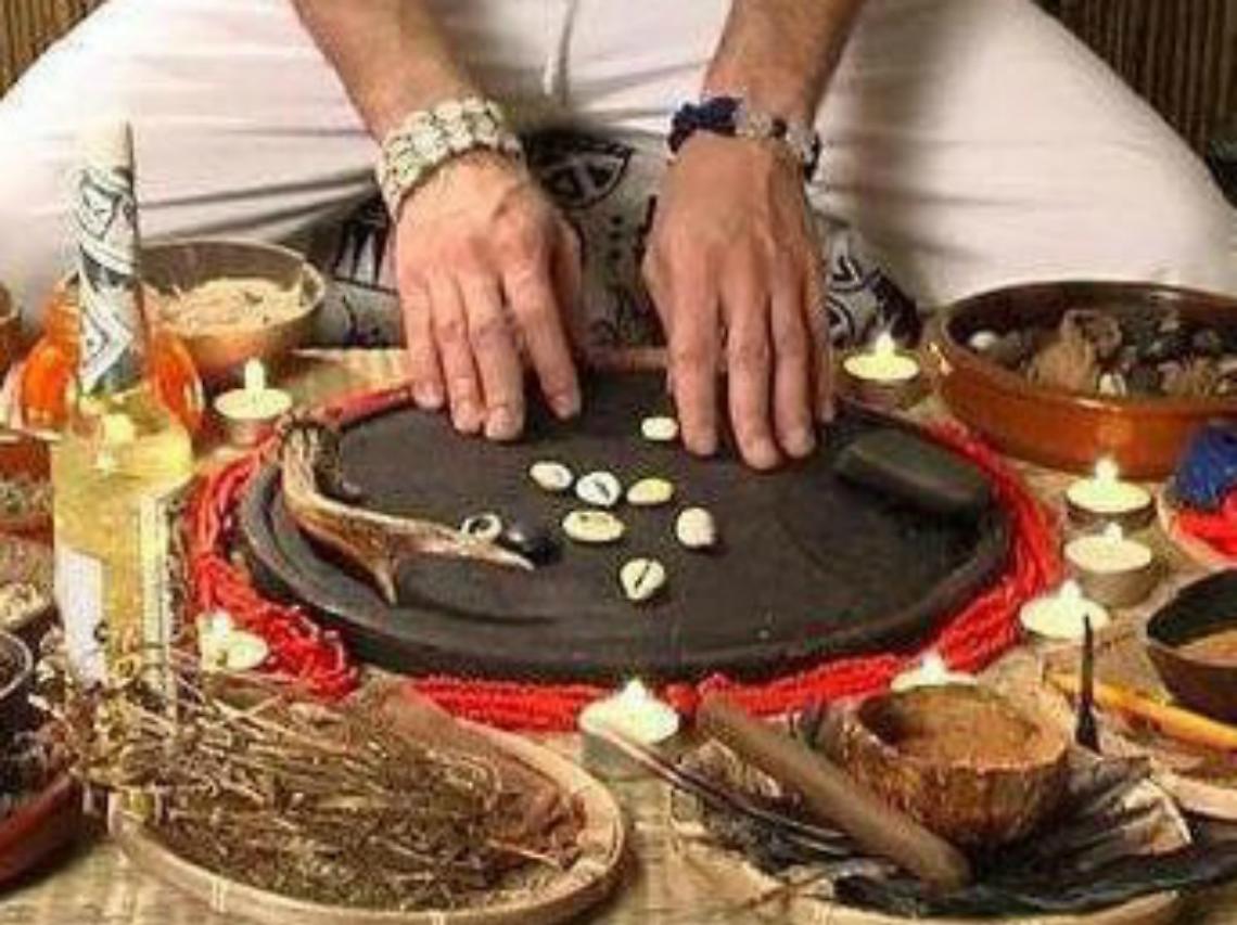 Rito della santer&igrave;a cubana in corso Volta?<br/>Capretto e gallo morti con cocco e caramelle