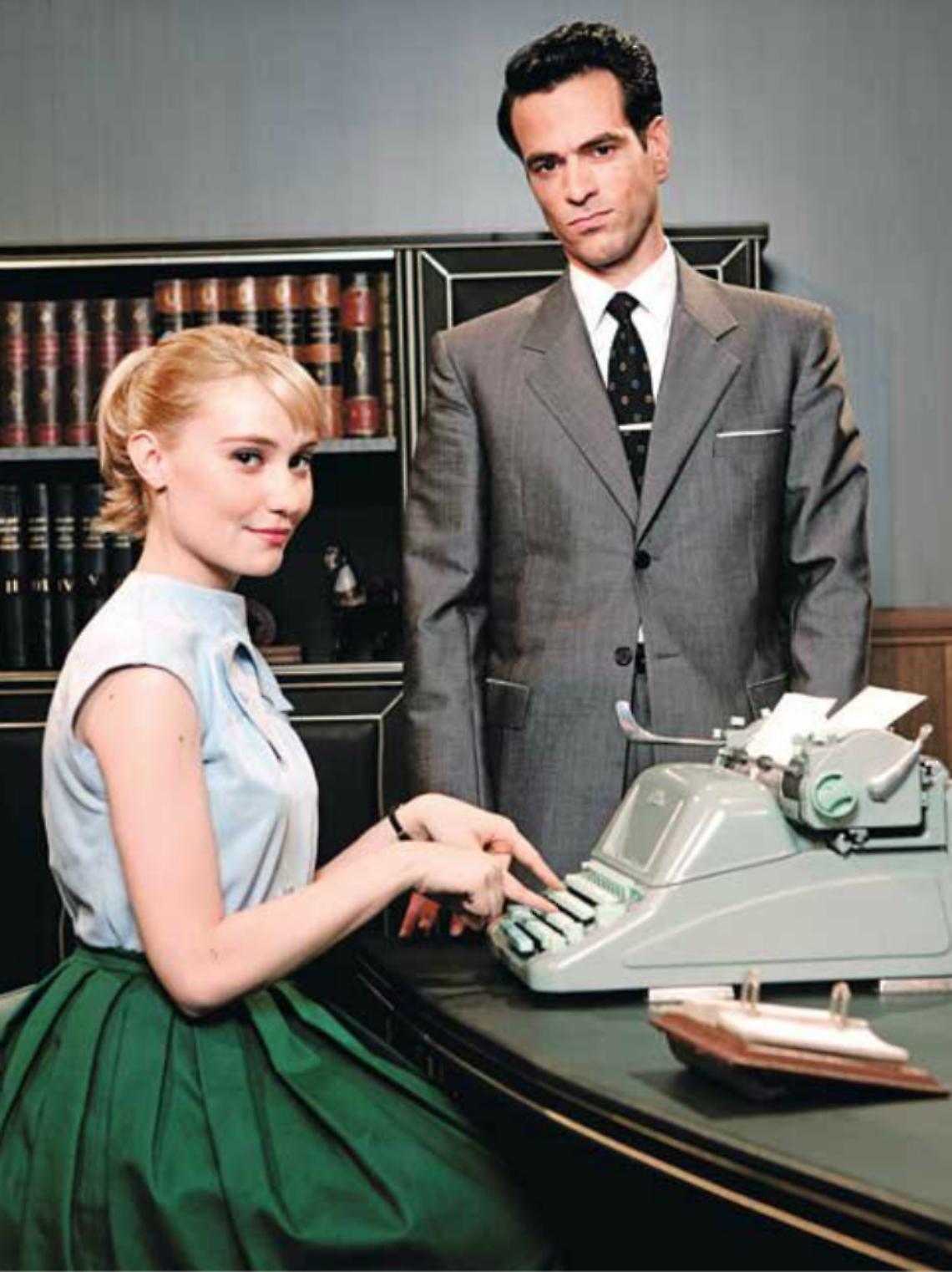 Rose, velocissima alla macchina da scrivere<br/>La sua occasione per scappare dal villaggio