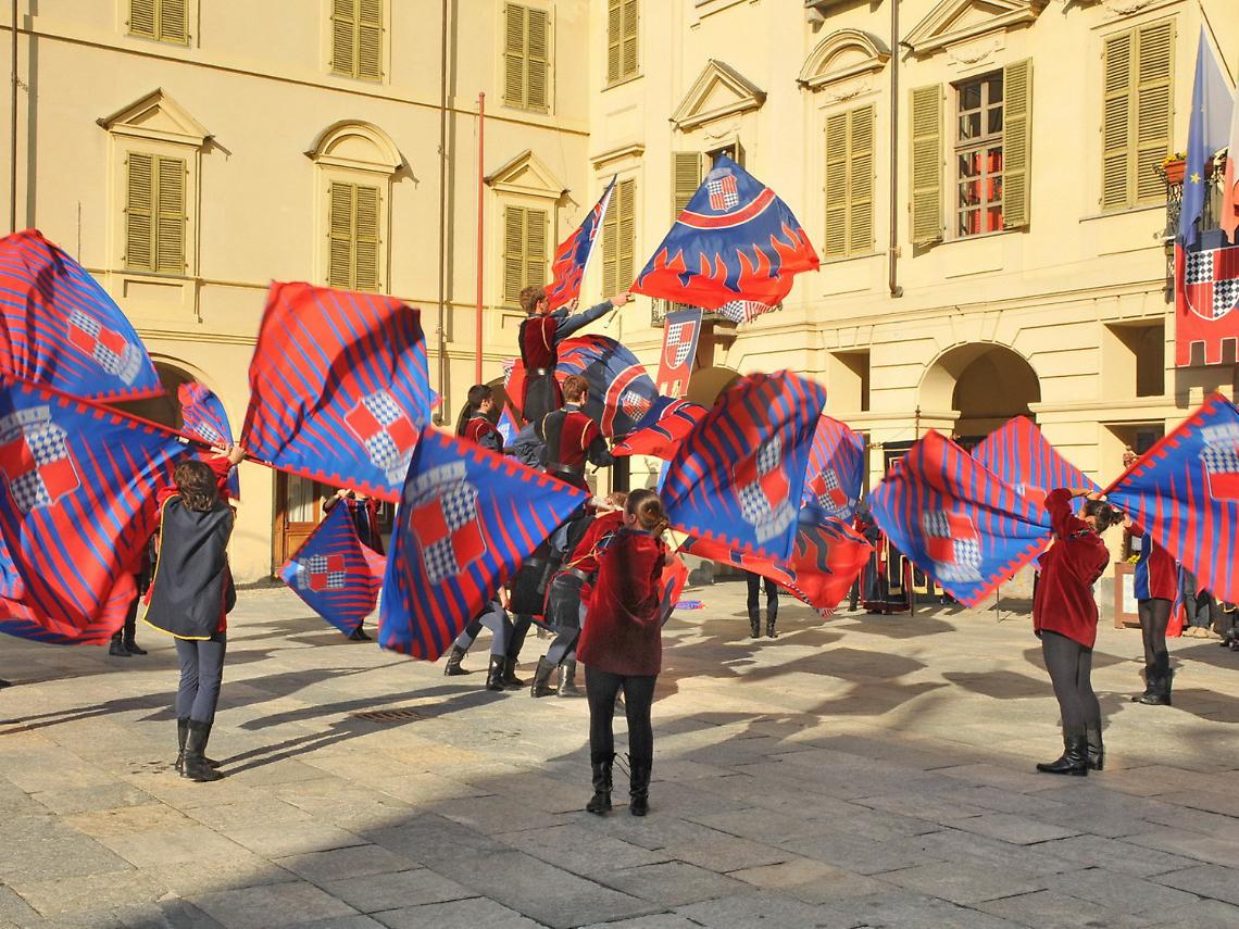 San Damiano: polemiche per le bandiere "No tav" del Comitato Palio