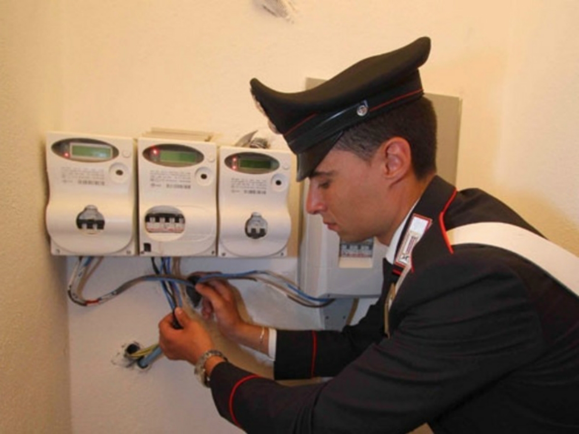 Senza lavoro, rubano la luce al condominio