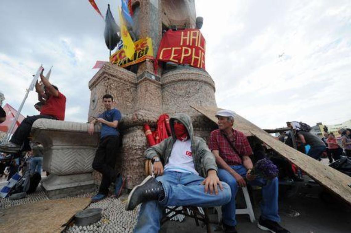 Turchia/ Proteste e scontri, Borsa Istanbul crolla del 10,47%