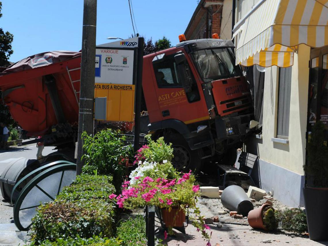 Autoarticolato contro il circolo<br/>Rocambolesco incidente a Variglie