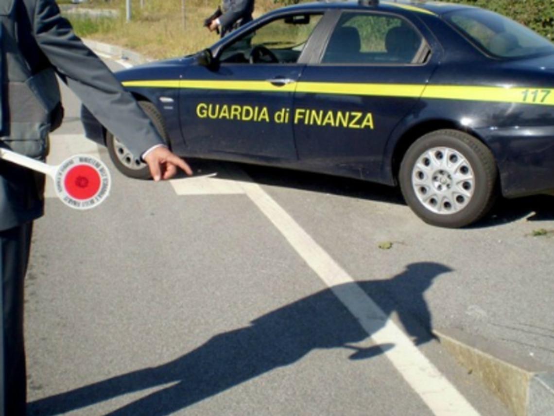 Senza patente n&eacute; assicurazione,<br/>nello scooter portava marijuana